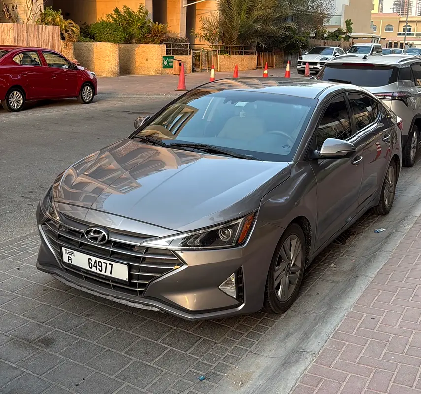 Hyundai Elantra 2020 — photo 1 of 4