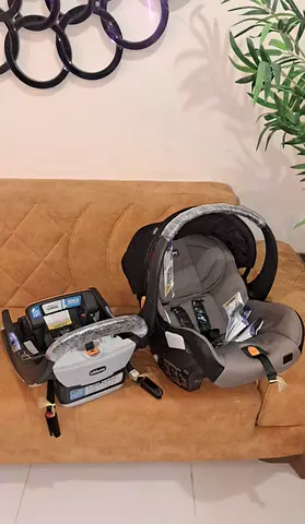 للبيع حامل و كارسيت ماركة Chicco مريح للطفل ISOFX مناسب لجميع الأعمار For sale top brand car seat
