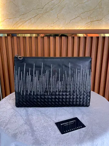 Bottega Veneta Intrecciato leather clutch bag