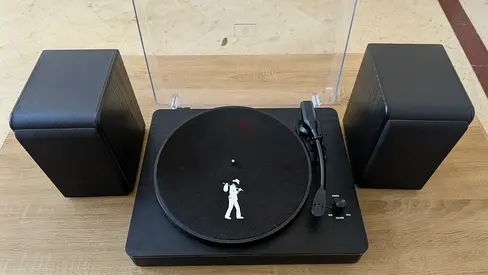 Turntable with Bluetooth and bookshelf speakers, great condition