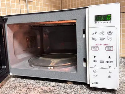 Used countertop microwave oven with grill function - good working condition
