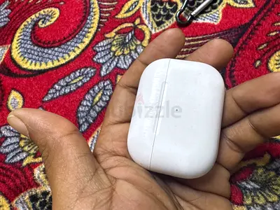 Used Apple AirPods ( 2nd gen) charging case with earbuds