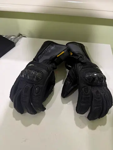 Gauntlet carbon gloves size M