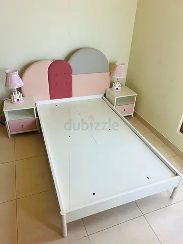 Qween size bed with decorative headboard and matching bedside tables and lamps 120*200