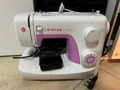 Singer Simple Sewing Machine - Compact Home Model