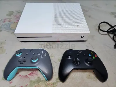 White Xbox One S 1 TB with 2 original Wireless Controllers
