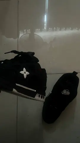 Lv stake black and white size 44