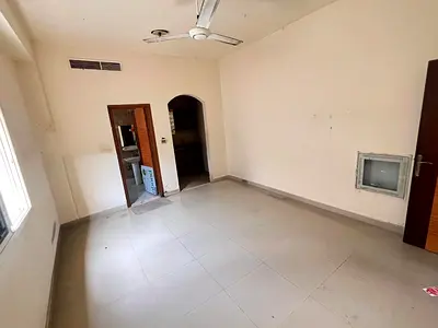 فرصة مميزة للسكن في منطقة العالية بموقع هادئ وحيوي، خلف البيت المتوحد مباشرة، مع سهولة الوصول إلى الشارقة ودبي وجميع الخدمات الأساسية.