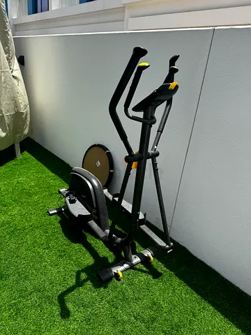 Elliptical cross trainer