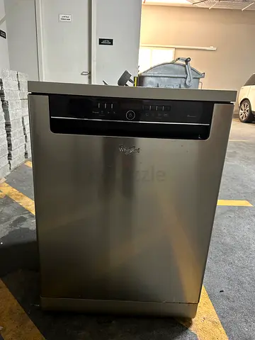 Whirlpool freestanding stainless steel dishwasher - good condition