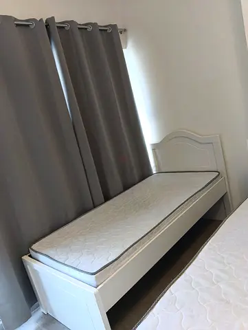 Ladies bed space in master room near metro