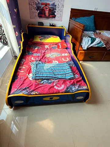 Kids Car-Shaped  Bed in Good Condition