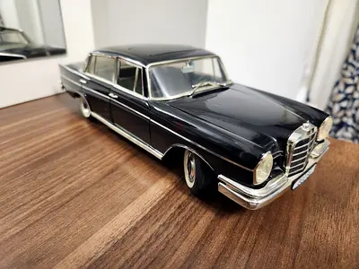 Mercedes-Benz 300 SE 1:18 diacast