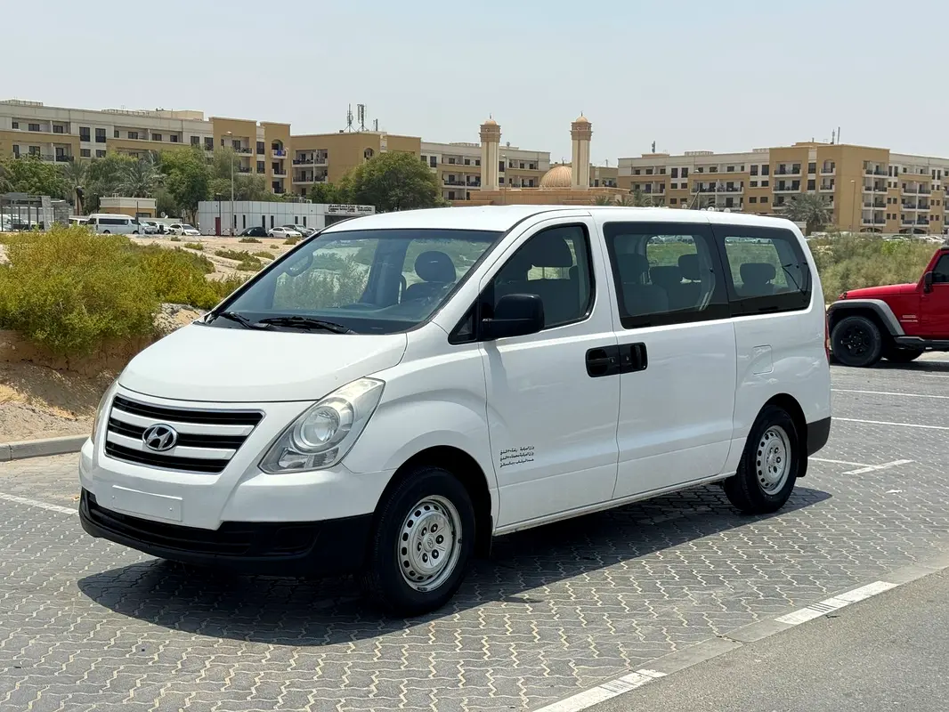 Hyundai H1 2016 — photo 1 of 13