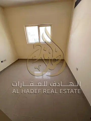 للإيجار في الشارقة – النباعة | شقة غرفة وصالة مع تكييف مركزي وغاز مركزي | تأمين شيك لا يُصرف | الدفع على 4 أو 6 دفعات | موقع مميز قريب من جميع الخدمات
