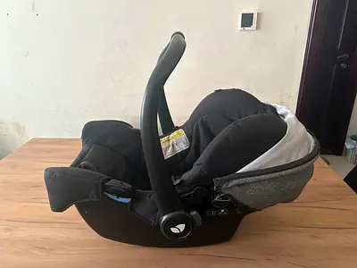 Baby bouncer/baby carrier