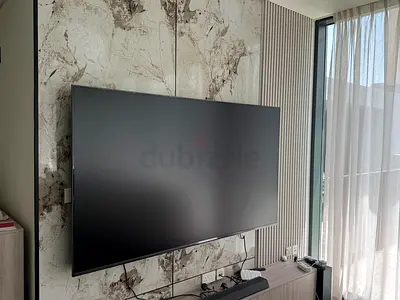86 Flat Panel Smart TV - excellent Condition, Wall Mounted