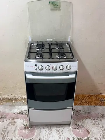Good condition freestanding gas cooker with oven, 4 burners