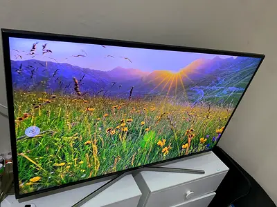 Samsung 50” MU7000 Series 4K UHD Smart TV (UA50MU7000K) – Excellent Condition