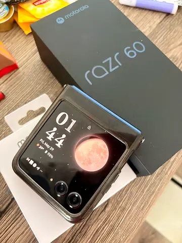 Motorola Razr 60 (Foldable) with Box and Earbuds: New Condition