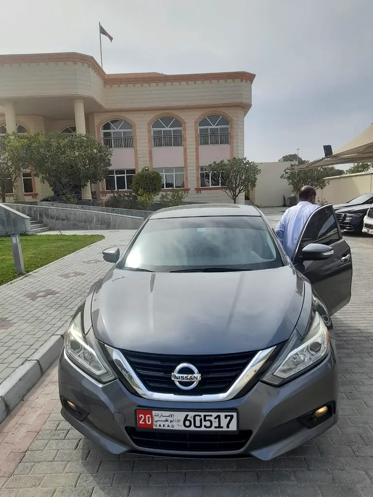 Nissan Altima 2018 — photo 1 of 18