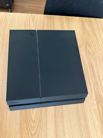 Ps4 + 2 Controllers (with box)