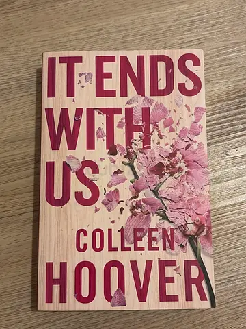 It Ends With Us by Colleen Hoover - Paperback