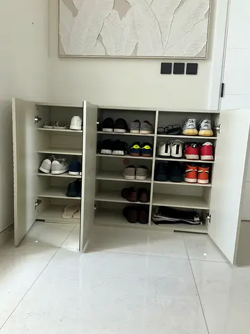 White Built-in Shoe Cabinet with Multiple Shelves