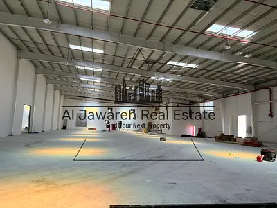 Industrial warehouse for rent, 12,515 sq ft, with 253 kW of electrical power.