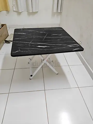 Folding table