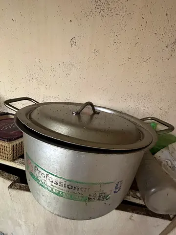 Large Aluminum Cooking Pot with Lid - Good Condition 25 liter 2 pot