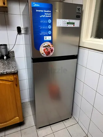 Midea - 236 L stainless steel top-freezer refrigerator - nearly new