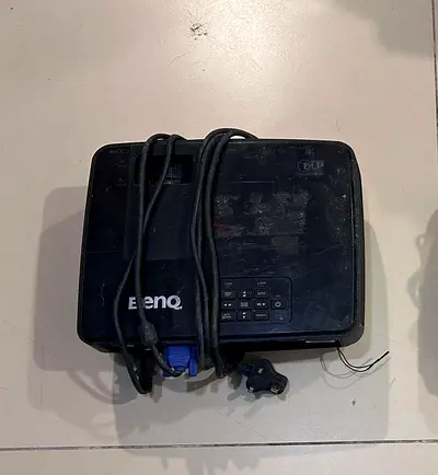 Used BenQ DLP Projector with VGA Cable (Needs Cleaning) FREE DELIVERY