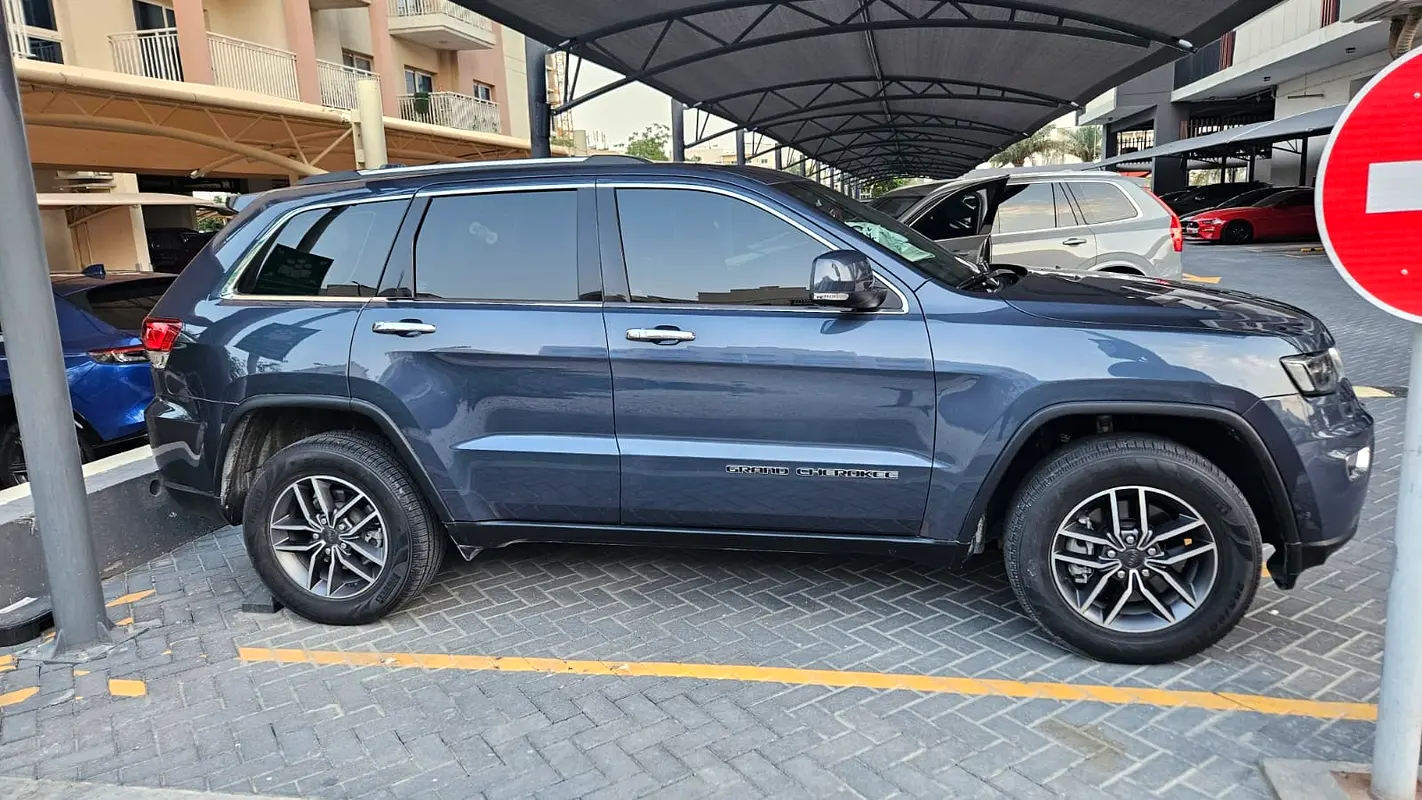 Jeep Grand Cherokee 2021 — photo 1 of 7