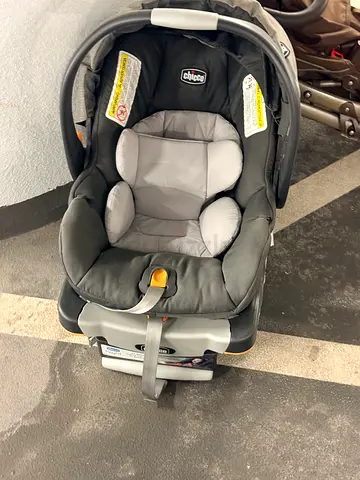 Chicco Infant Car Seat with Base - Good Condition