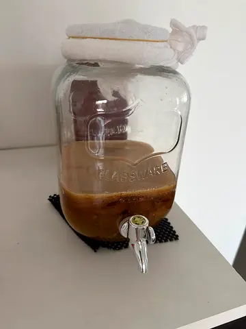 Glass beverage dispenser with kombucha