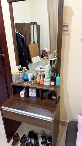 تسريحة مع مرآة ودرج تخزين