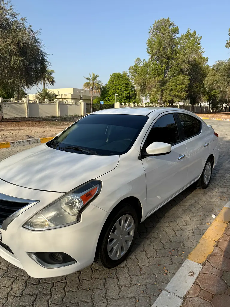 Nissan Versa 2018 — photo 1 of 6