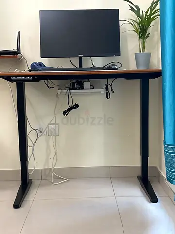 Electronic standing desk