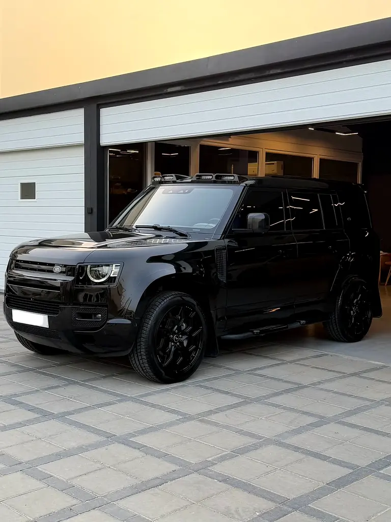 Land Rover Defender 2022 — photo 1 of 10