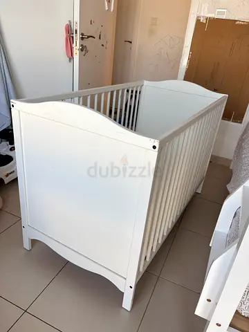 White Wooden Baby Crib - Good Condition + mattress + two fitted sheets