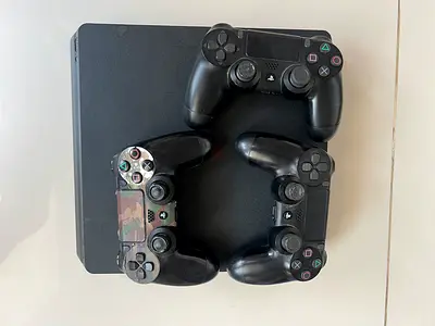 PS4 Slim Edition + 3 controllers + 4 CDs