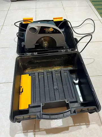 Black  Decker Circular Saw with case
