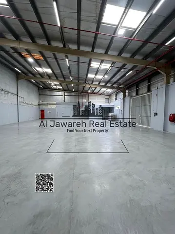 كود 3213  للإيجار مستودع متميز في الجرف الصناعية 1 بعجمان، يتمتع بموقع استراتيجي على شارع رئيسي يوفر سهولة الوصول والحركة للشاحنات والمركبات التجارية،