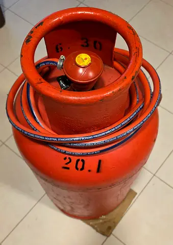 LPG Gas Cylinder 20.1kg - Half filled with original regulator and long pipe