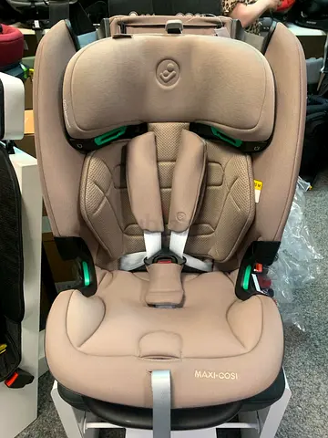 New maxicosi Titan pro 2 i size car seat with isofix base