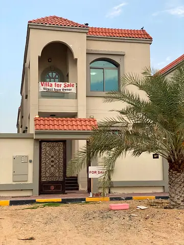 A fantastic opportunity to own a townhouse with a modern design and high-end finishes, featuring a