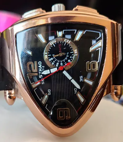 Unique triangular mens wristwatch with black rubber strap (used)