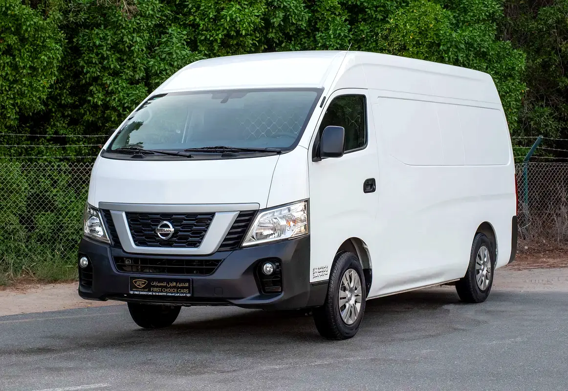 Nissan Urvan 2022 — photo 1 of 15