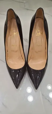 Black patent leather pointed-toe pumps (pair) - size not specified
